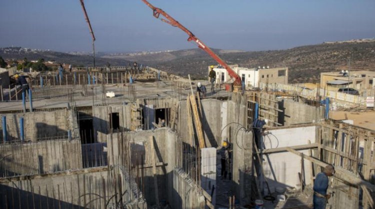 سلطات الاحتلال الإسرائيلي تسمح للفلسطينيين بناء ١٣٠٠ منزل في الضفة الغربية