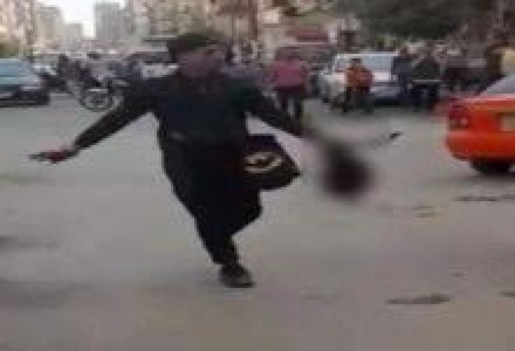 جريمة تهز مصر .. قاتل يقطع رأس شخص ويمشي به في أحد شوارع الإسماعيلية