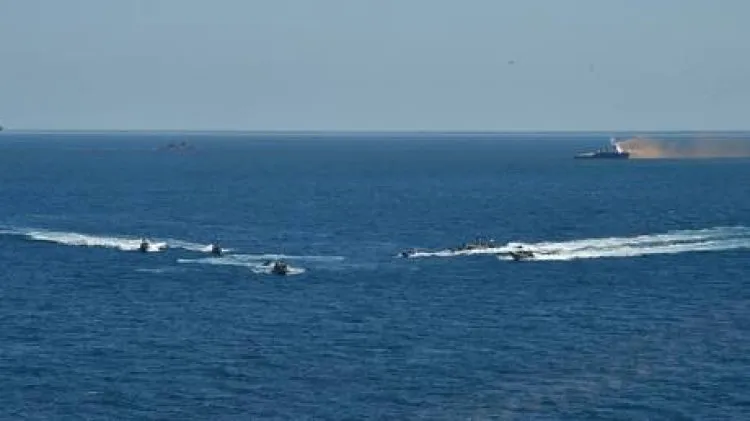 الجيش المصري ينفذ تدريبات عسكرية مع القوات الأمريكية في البحر الأحمر