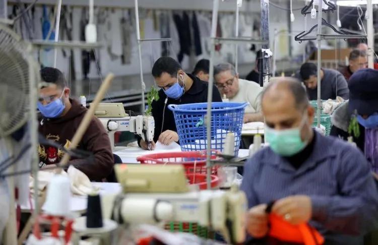 اتحاد المقاولين الفلسطينيي في الضفة يطالب باستقدام 10 آلاف عامل من غزة