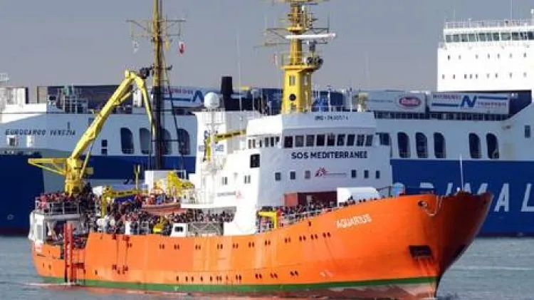 سفينة إنقاذ على متنها 800 مهاجر تطلب من إيطاليا السماح لها بالرسو في مرفأ آمن