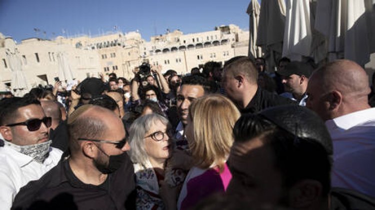 القدس.. مواجهات بين اليهود عند حائط البراق على خلفية احتجاجات على صلاة نسائية