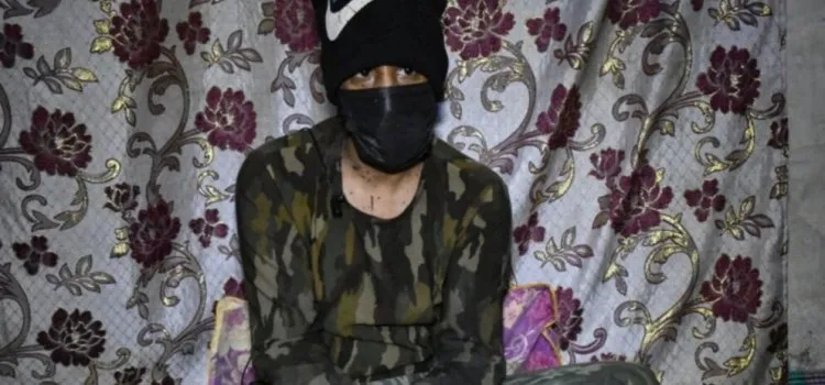 شاب ينمو على جسده براعمُ النباتات