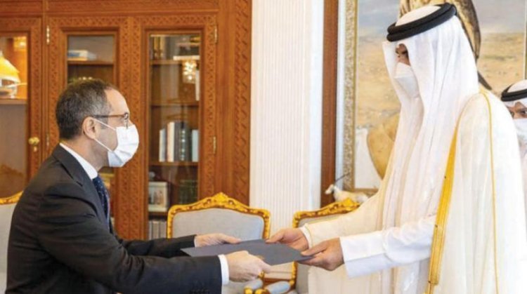 سفير مصر في الدوحة عمرو الشربيني يقدم أوراق اعتماده  إلى أمير قطر