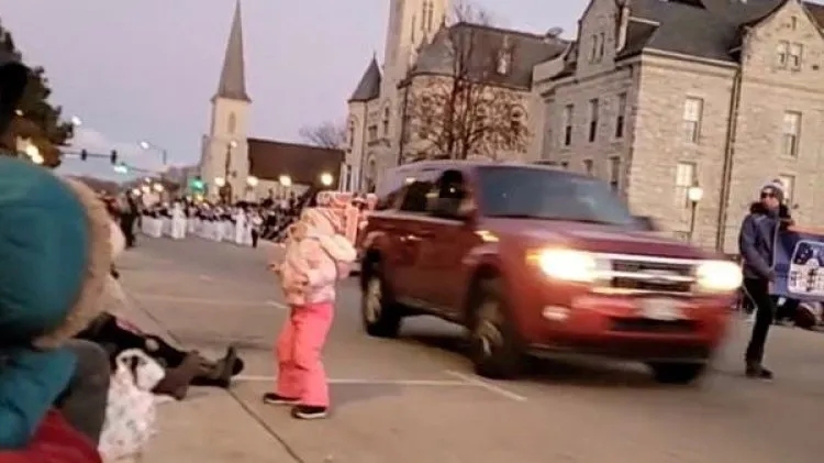 أمريكا..   قتلى وأكثر من 40 جريحا بصدم سيارة موكبا لعيد الميلاد في ويسكونسن