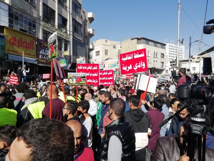 آلاف الأردنيين يتظاهرون ضد التطبيع مع الاحتلال الإسرائيلي