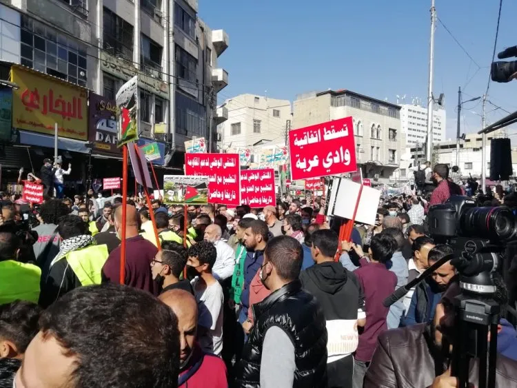 آلاف الأردنيين يتظاهرون ضد التطبيع مع الاحتلال الإسرائيلي