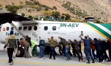 مشهد غريب لم تره من قبل.. فيديو لركاب يدفعون طائرة