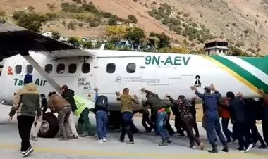 مشهد غريب لم تره من قبل.. فيديو لركاب يدفعون طائرة