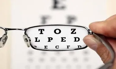 لأول مرة .. قطرة عين في العالم تخلصك من نظارات القراءة