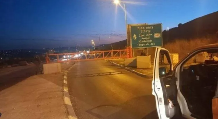 مقاومون فلسطينيون  يطلقون النار تجاه حاجز عسكري إسرائيلي