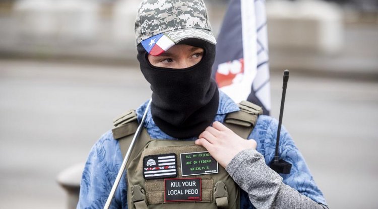 عشرات الأشخاص الملثّمين والمدجّجين بالسلاح من مؤيدي الرئيس الأمريكي المنتهية ولايته دونالد ترامب قرب المباني الحكومية