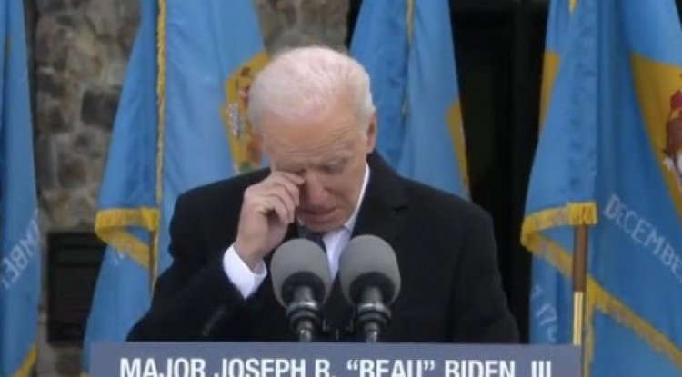 بايدن يبكي أثناء توديعه لولايته وقبل انتقاله إلى واشنطن