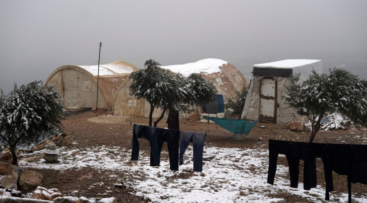 مئات العائلات النازحة تفترش العراء بشمال غرب سوريا