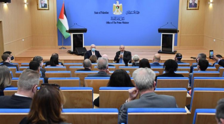 اشتية يدعو إلى إرسال مراقبين دوليين ودعم احتياجات العملية الانتخابية