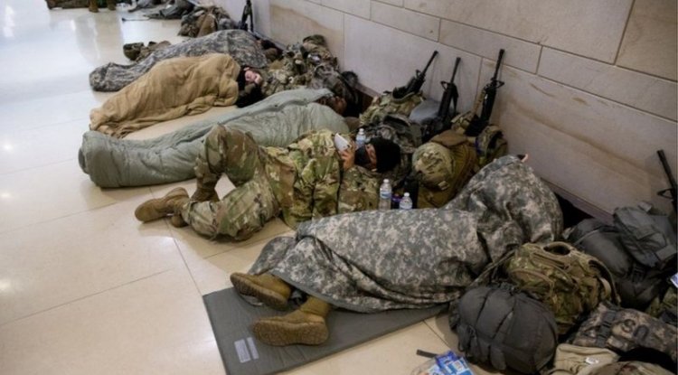 بايدن يعتذر عن نوم جنود الحرس الوطني في موقف للسيارات