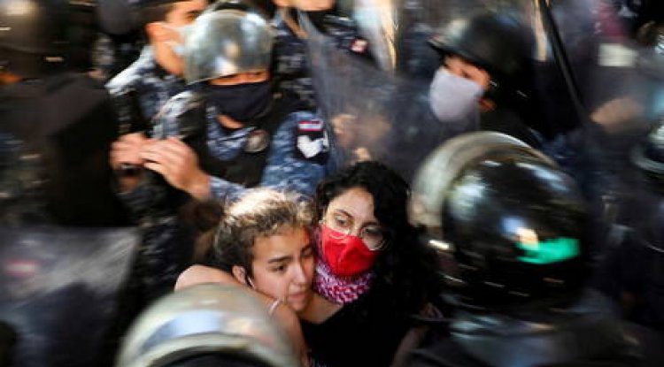 قطع طرقات رئيسية في لبنان احتجاجا على تردي الأوضاع المعيشية ورفضا للإقفال الشامل