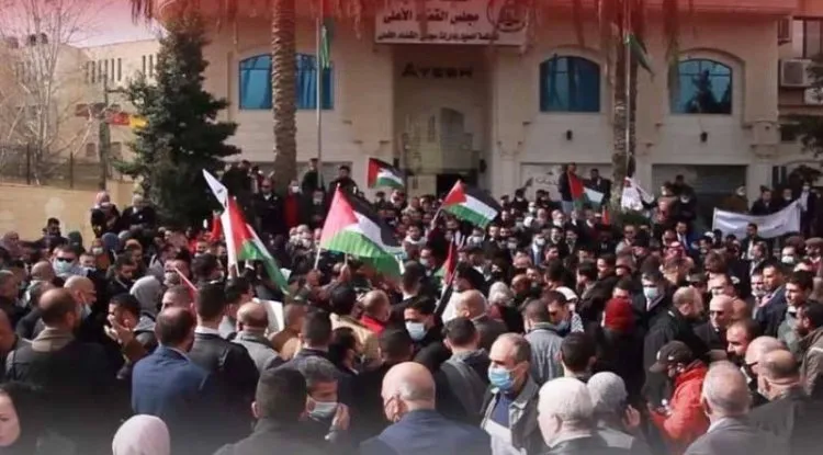 إعتصام حاشد أمام مجمع المحاكم برام الله رفضاً للتغول على السلطة القضائية