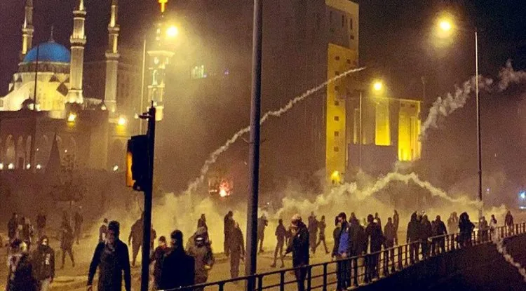 مواجهات بين القوى الأمنية اللبنانية ومحتجين على الإغلاق العام