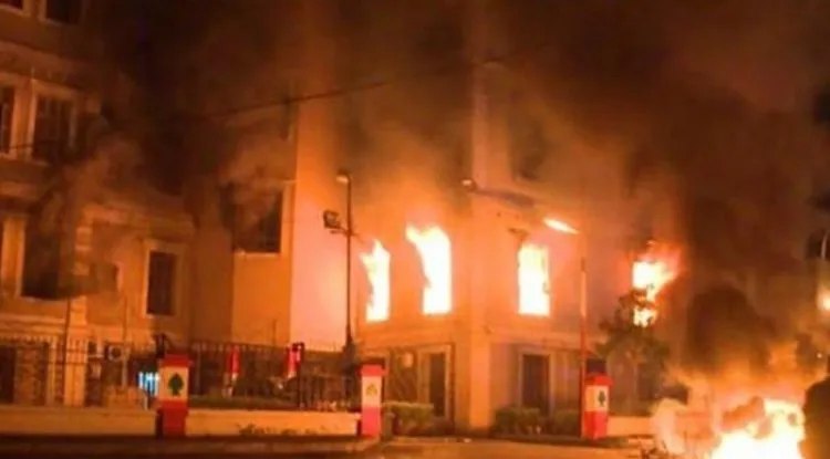 إشتباكات وحرق مقرات في طرابلس اللبنانية