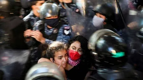 قطع طرقات رئيسية في لبنان احتجاجا على تردي الأوضاع المعيشية ورفضا للإقفال الشامل