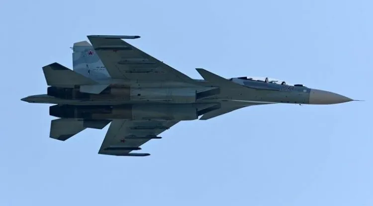 فيديو يظهر تحليق مقاتلة روسية على ارتفاع منخفض بجوار مدمرة أمريكية 