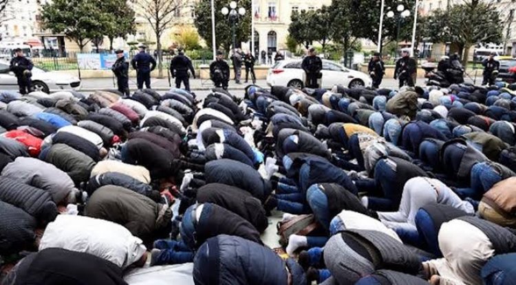 فرنسا تغلق 12 مسجدا جديدا