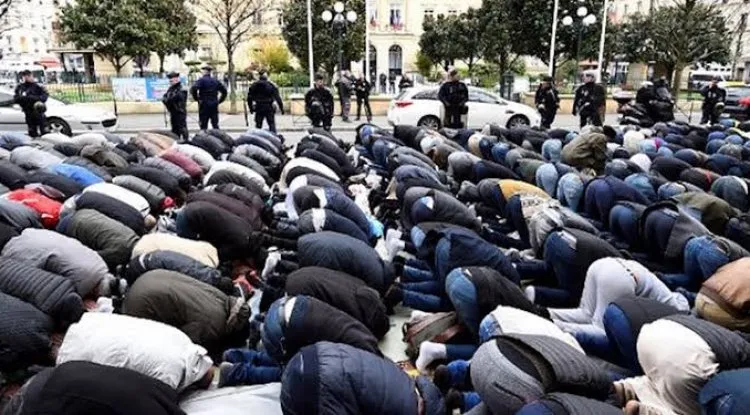 فرنسا تغلق 12 مسجدا جديدا