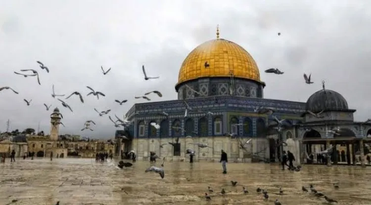 الإحتلال الإسرائيلي يمنع آلاف الفلسطينيين من أداء صلاة الجمعة بـالمسجد الأقصى