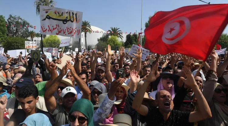 الشرطة التونسية تغلق وسط العاصمة بوجه المحتجين