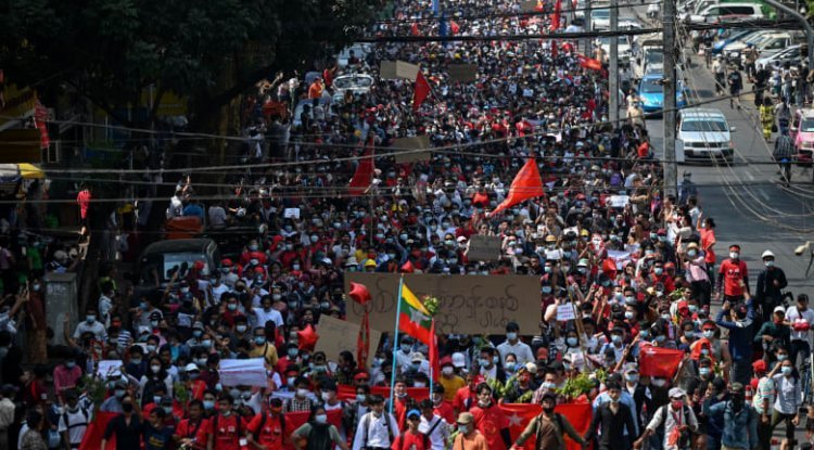الألوف يحتجون على الانقلاب بأكبر مظاهرات في ميانمار منذ ثورة الزعفران