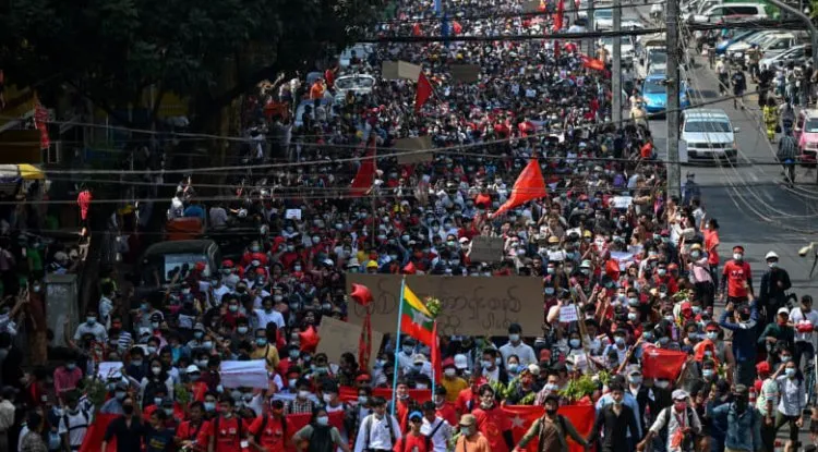 الألوف يحتجون على الانقلاب بأكبر مظاهرات في ميانمار منذ ثورة الزعفران