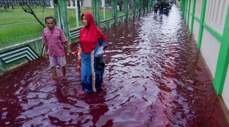 الفيضانات تضرب قرية بإندونيسيا وتحوّل شوارعها إلى لون الدماء