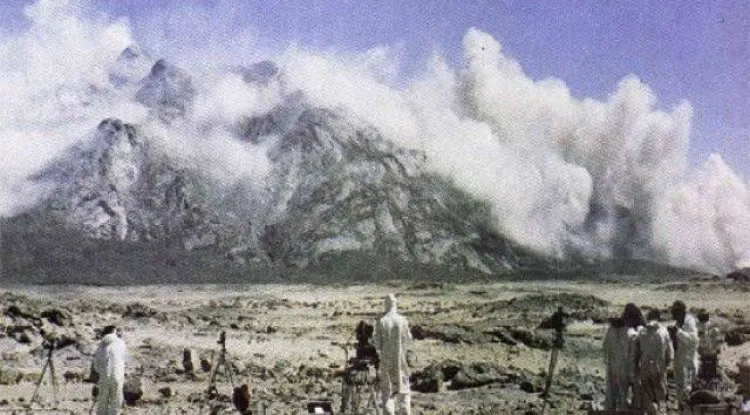 قائد عسكري جزائري يوجه رسالة شديدة اللهجة إلى فرنسا بسبب تجاربها النووية