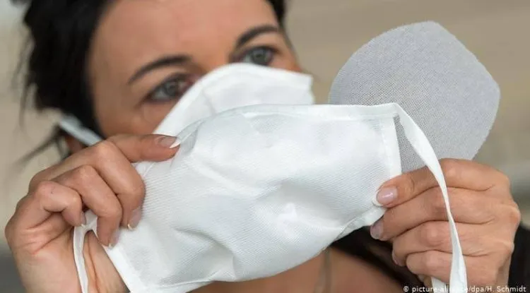 إرتداء كمامتين معا يقلل بشكل كبير من احتمال العدوى بفيروس كورونا.