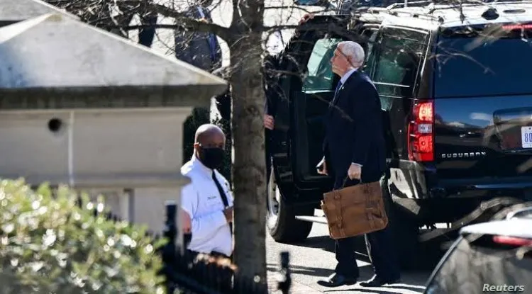 صور جديدة تظهر تعرض كيف تعرضت حقيبة بنس النووية للخطر خلال اقتحام الكونغرس