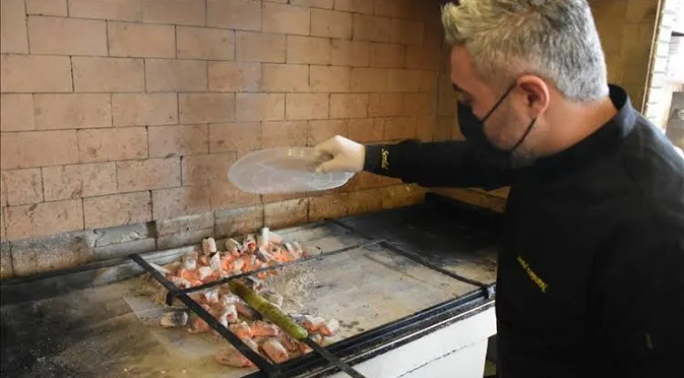 كباب القطايف.. ابتكار تركي جديد لحلويات مشوية على الفحم