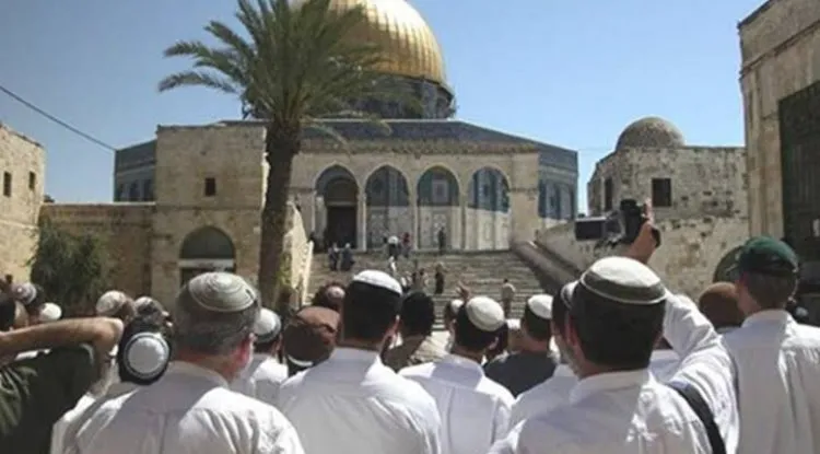 المستوطنون يقتحمون المسجد الأقصى بحماية شرطة الإحتلال