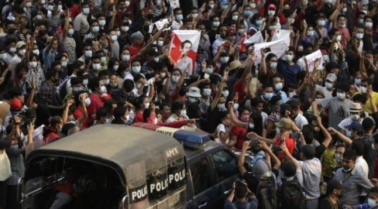 انقلاب ميانمار.. الشرطة تطلق الرصاص الحي وتقتل متظاهريْن وتصيب العشرات