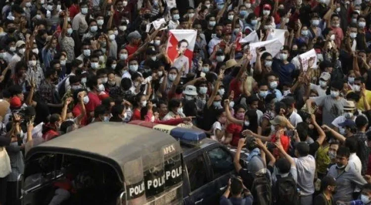 انقلاب ميانمار.. الشرطة تطلق الرصاص الحي وتقتل متظاهريْن وتصيب العشرات