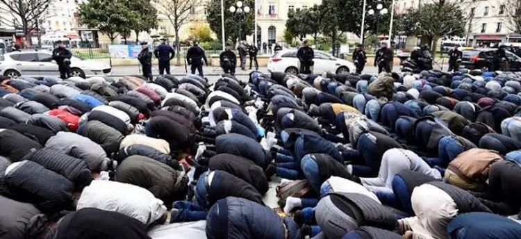 فرنسا تغلق 12 مسجدا جديدا