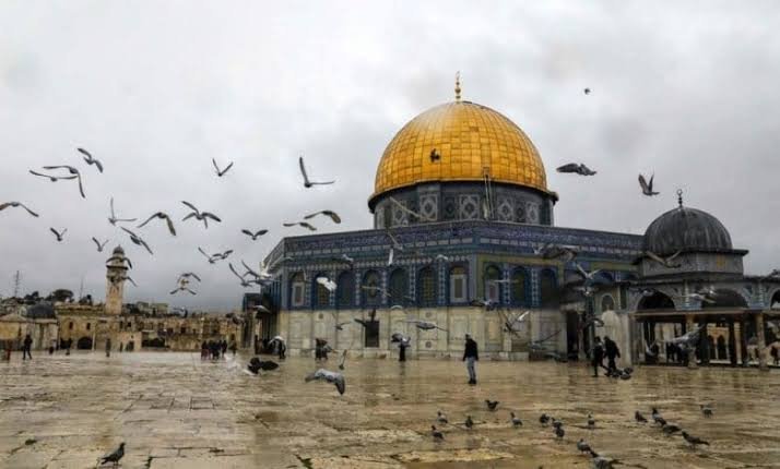 الإحتلال الإسرائيلي يمنع آلاف الفلسطينيين من أداء صلاة الجمعة بـالمسجد الأقصى