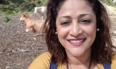 منيرة تركمان فنانة تشكيلية من بلدة جسر الزرقاء 