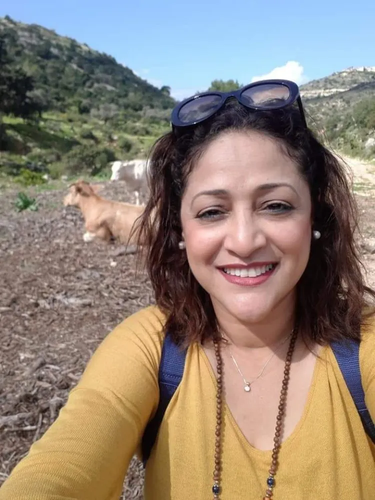 منيرة تركمان فنانة تشكيلية من بلدة جسر الزرقاء 