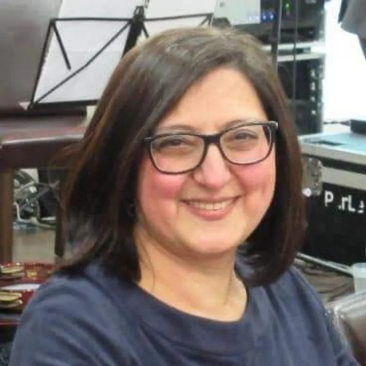 عن الكاتبة والأديبة رنا أبو حنا 