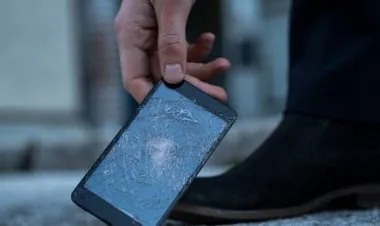 تطوير مادة مستحيلة لحماية الهواتف تفوق قوة الزجاج المضاد للرصاص والفولاذ وخفيفة مثل البلاستيك