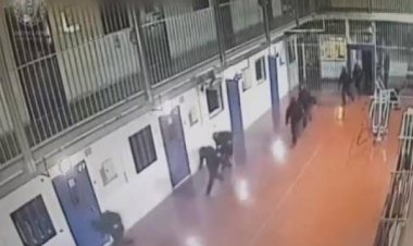 قوات إسرائيلية تقتحم أقسام الأسرى في سجن عوفر وتعتدي عليهم