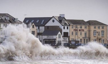العاصفة يونيس تضرب أوروبا وتخلف أضرارًا مادية جسيمة وتسعة قتلى على الأقلّ.