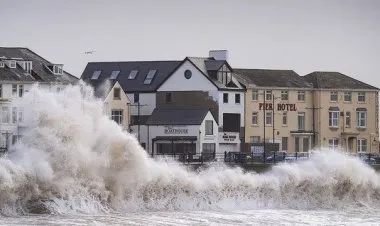 العاصفة يونيس تضرب أوروبا وتخلف أضرارًا مادية جسيمة وتسعة قتلى على الأقلّ.