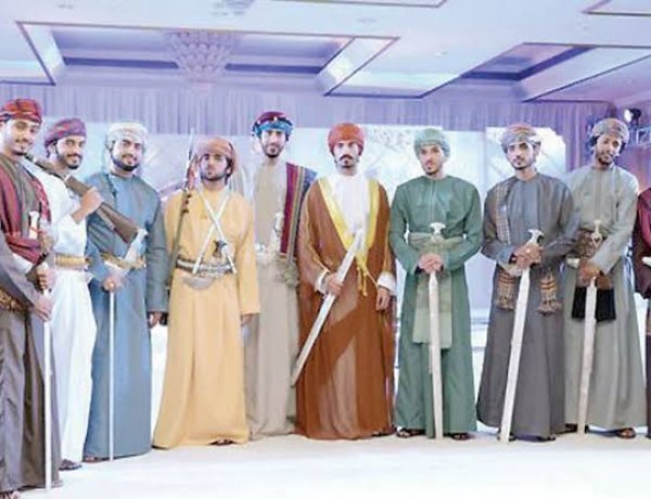 سلطنة عمان تشدد قواعد ارتداء الدشداشة